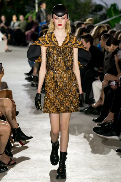 Look 17